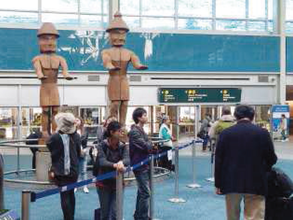 YVR空港木彫りの待ち合わせ場所